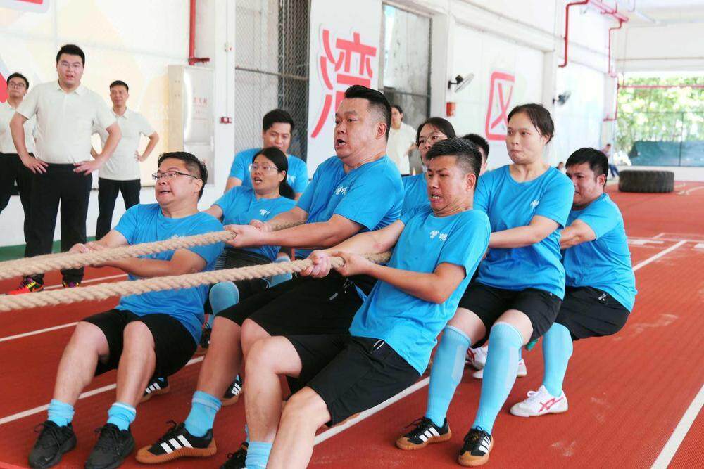 随着裁判哨