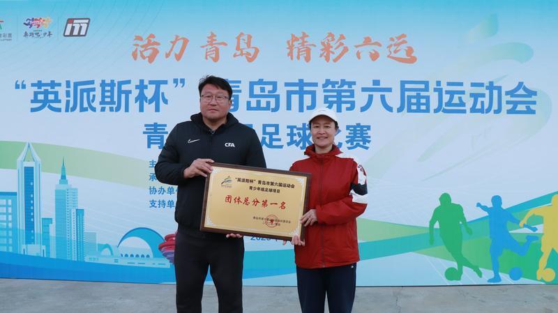 余人, 凭借精湛的, 少年组足球 余人, 凭借精湛的, 少年组足球