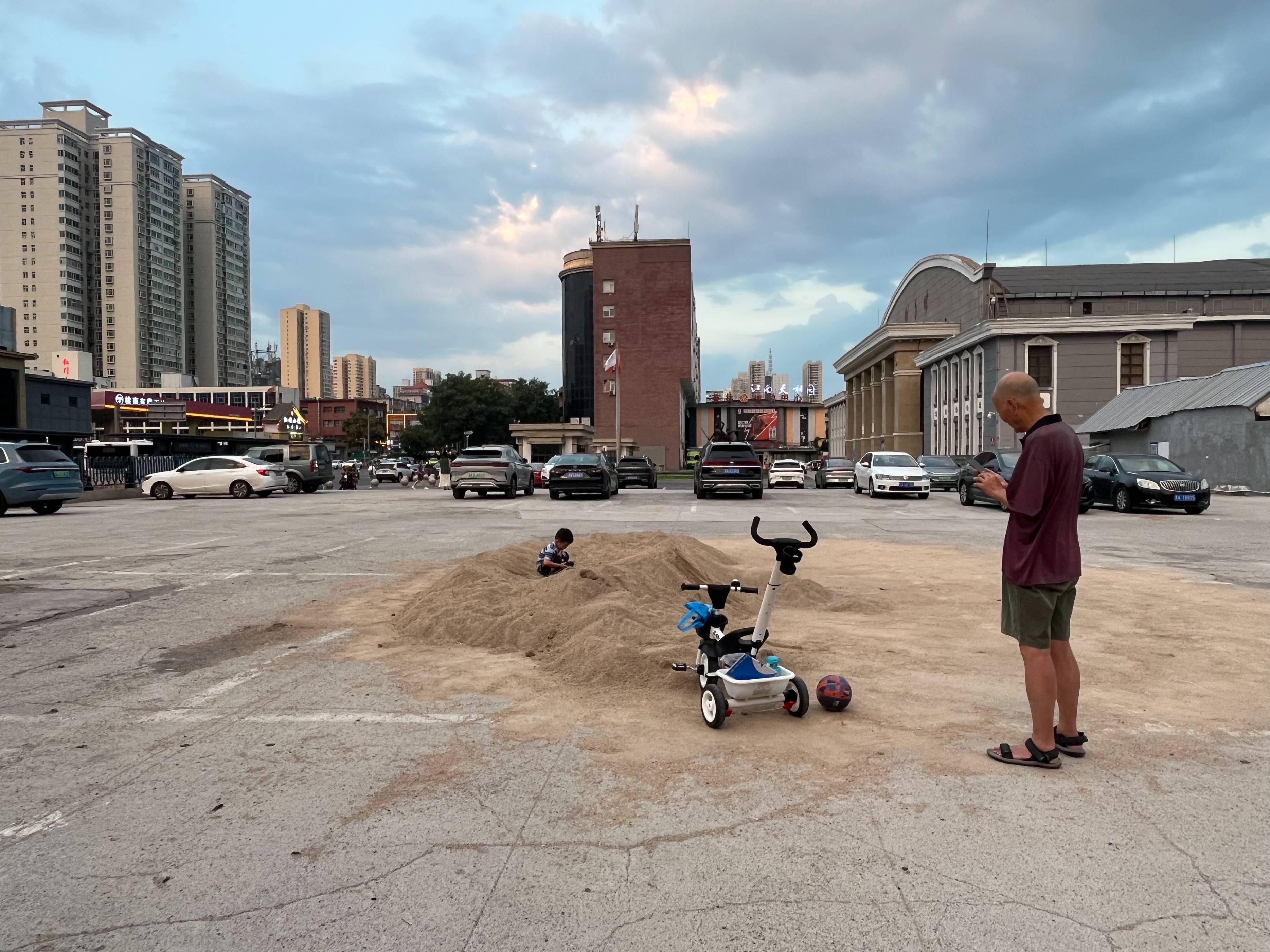 更多期待着, 一天早日莅, 平方米的国